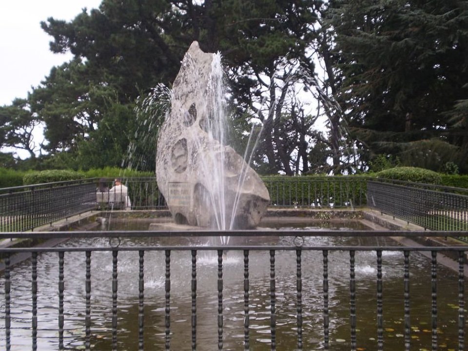 El monumento al trovador Martín Códax en el parque del Castro, una roca como un arpa.