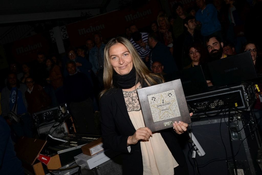 Emma Lustres, muy sonriente, recogiendo el Premio &#39;Padigree&#39;16&#39; del XIII Festival de Cans.