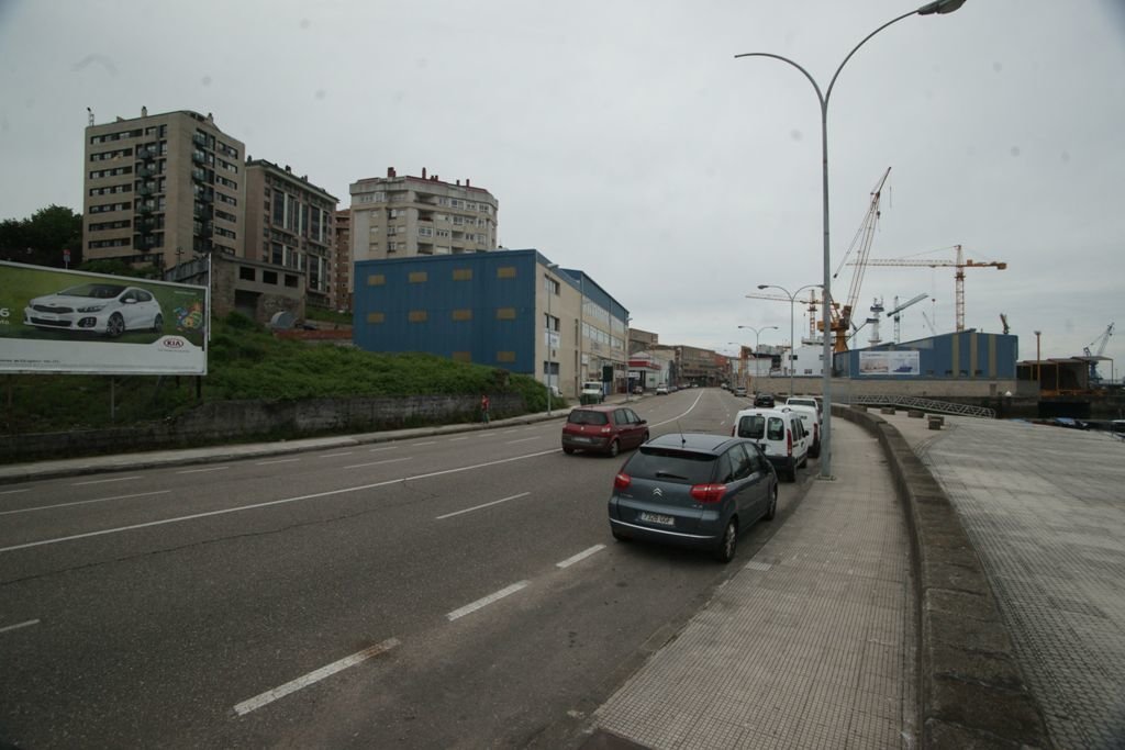 La propuesta técnica prevé extender el tendido desde la calle Coruña hasta Bouzas, por superficie y con medidas correctoras del ruido.