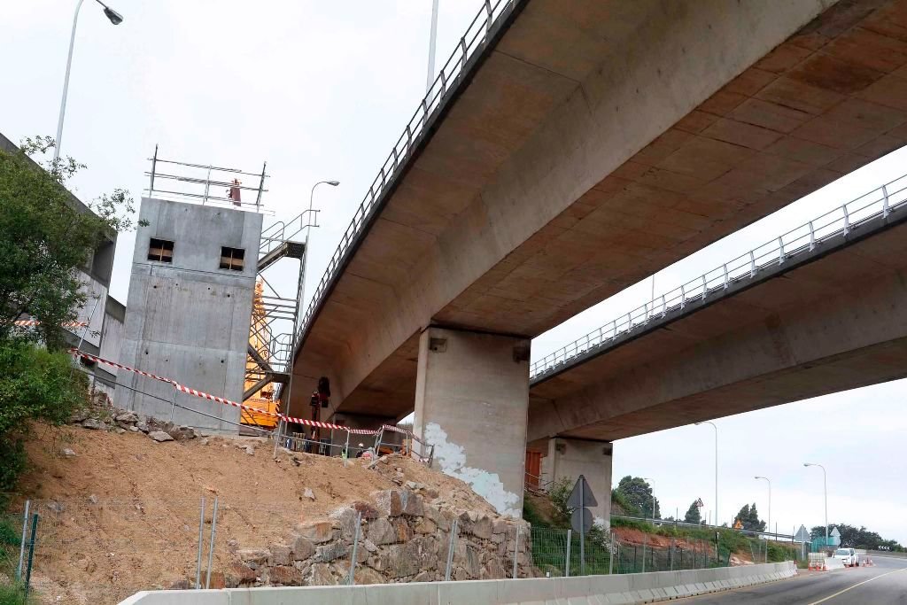 Uno de los nuevos pilares ya colocados en el viaducto anterior al puente.
