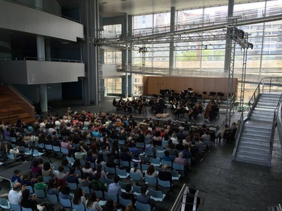 El Hall del Mar de Vigo, ayer, con un aforo casi completo para escuchar a la Orquestra V-430.