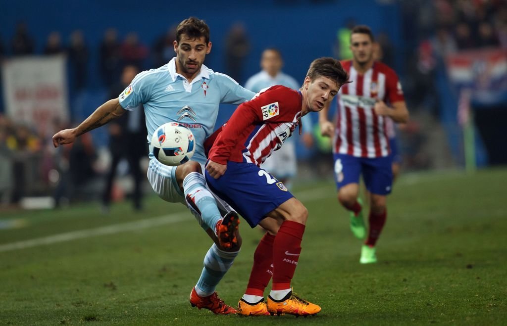 Jonny trata de arrebatar el balón a Vietto durante el partido de vuelta de los cuartos de final de la Copa del Rey entre el Atlético y el Celta.
