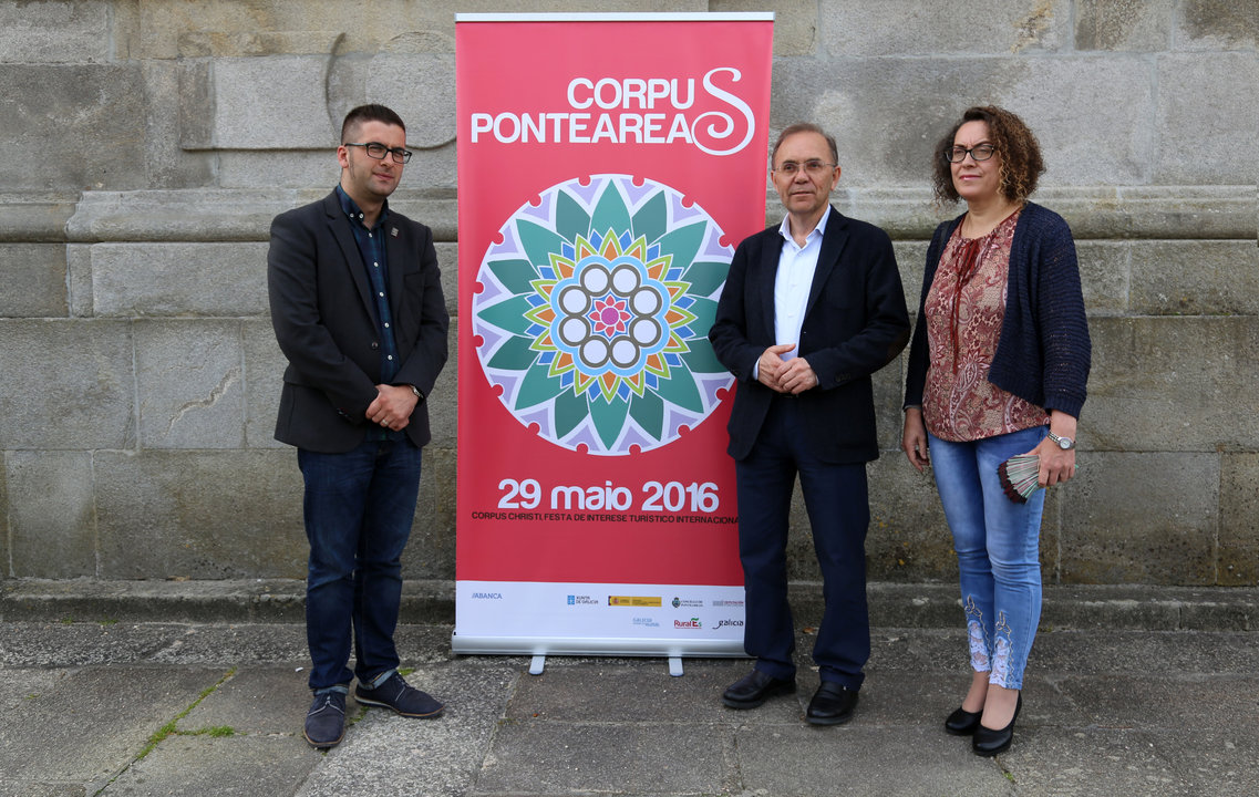 Xosé Leal, Xosé Represas y Cristina Fernández, ayer, en Pontevedra.