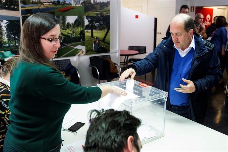 Xaquín Fernández Leiceaga vota en las primarias del PSdeG