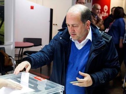 Fernández Leiceaga, despositando su voto en Santiago.