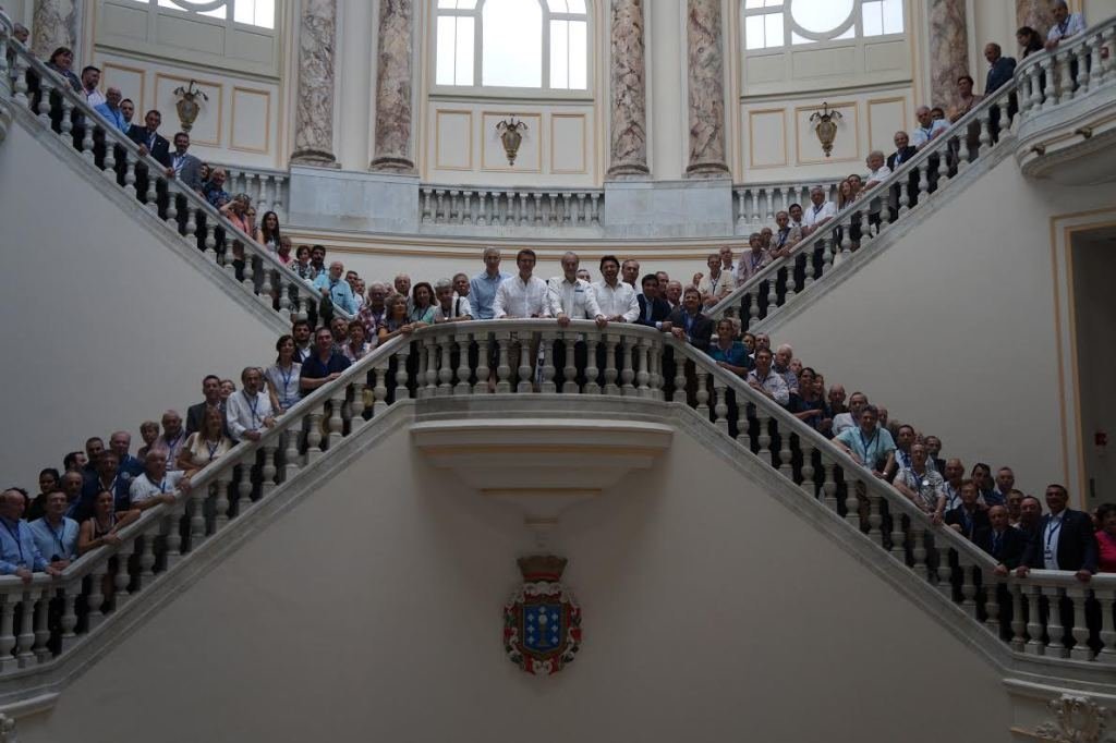 Los participantes en el plenario de las Comunidades Galegas posan para la foto de familia.