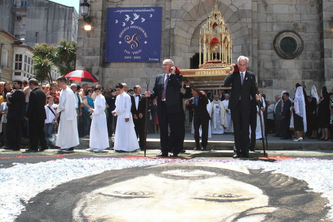 La alfombra de La Orotava es la primera que pisa la Custodia a la salida de la procesión de Corpus.