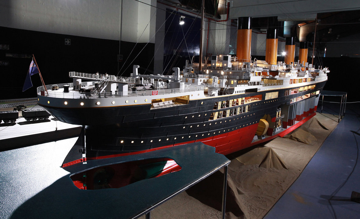 La mayor maqueta del “Titanic” ya ha comenzado a montarse en la Estación Marítima.