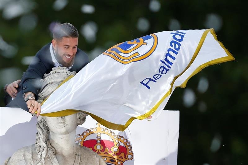 El capitán del Real Madrid, Sergio Ramos, pone un pañuelo a la estatua de la diosa Cibeles