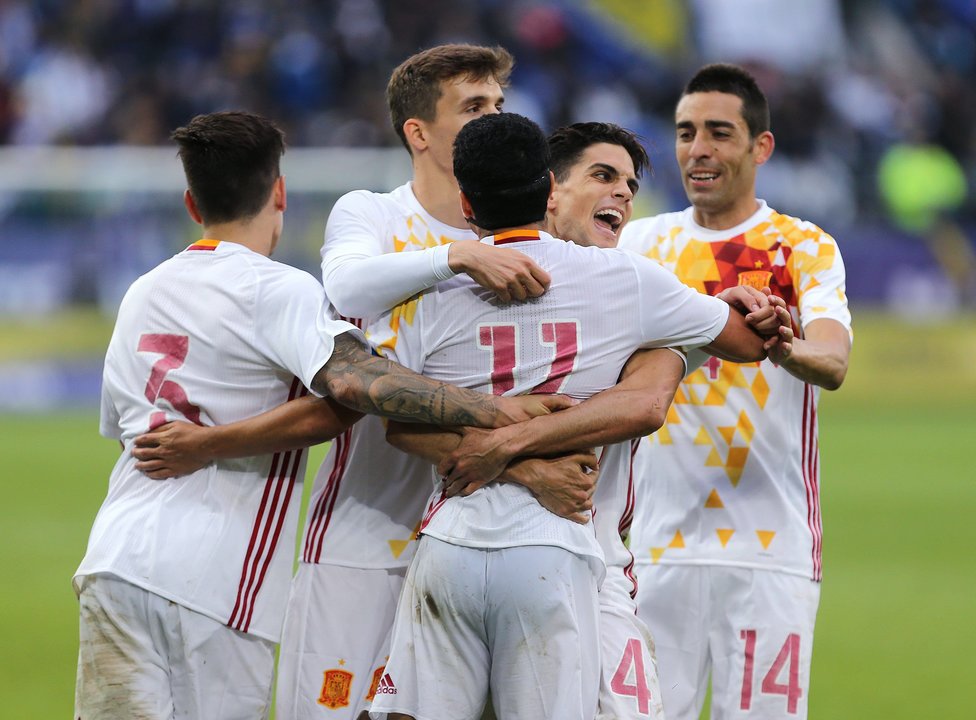 Los internacionales españoles celebran un gol en el choque de ayer.