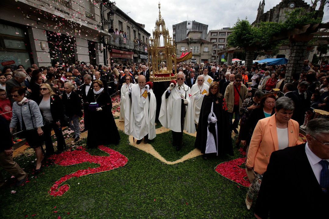 Tras una noche en vela, los alfombristas consiguieron bordar el asfalto con tapices de flores para el paso de la procesión del Corpus.