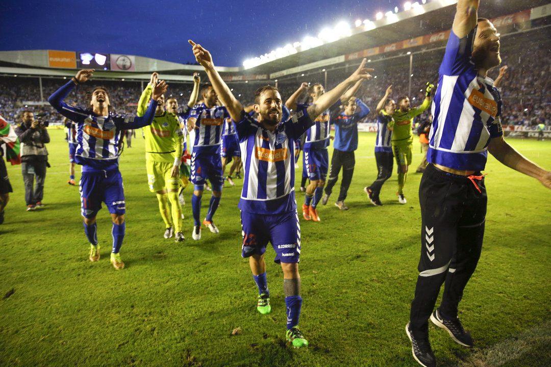 Los jugadores del Alavés celebran el ascenso tras vencer ayer al Numancia en Mendizorroza.