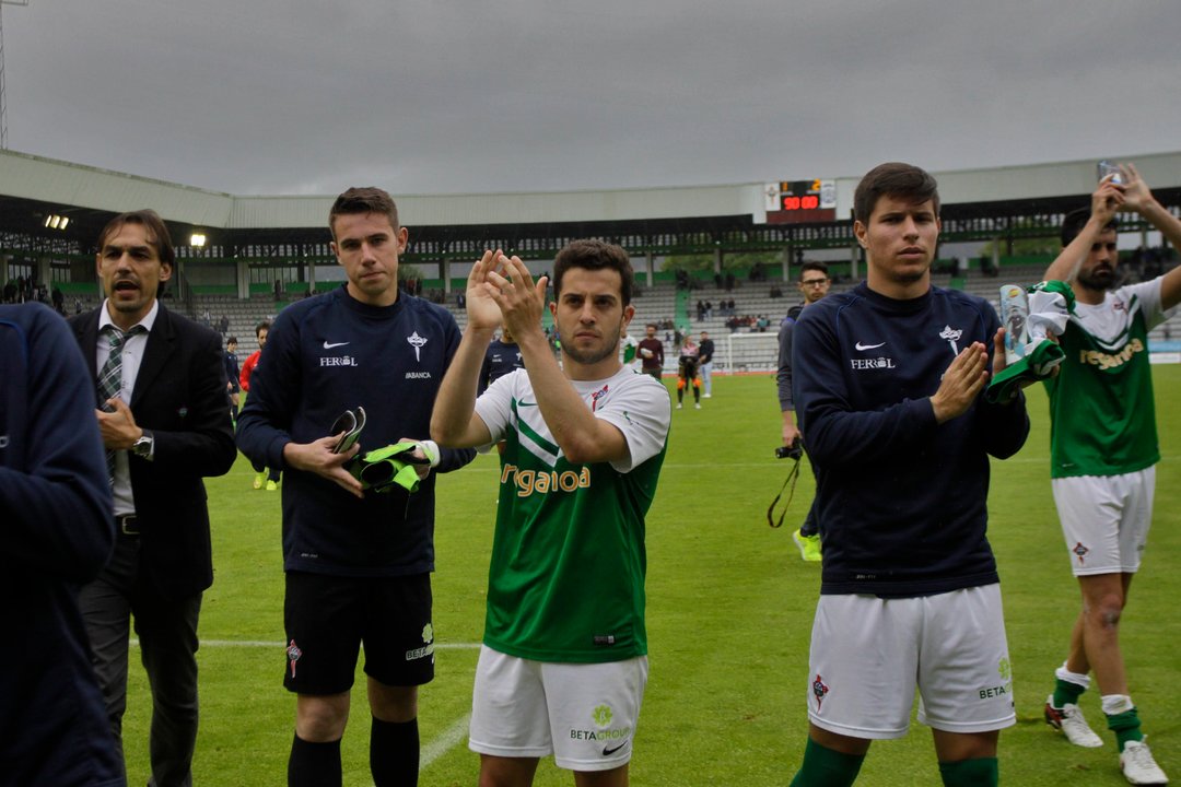 Jugadores del Racing de Ferrol aplauden a sus aficionados tras el encuentro de ayer.
