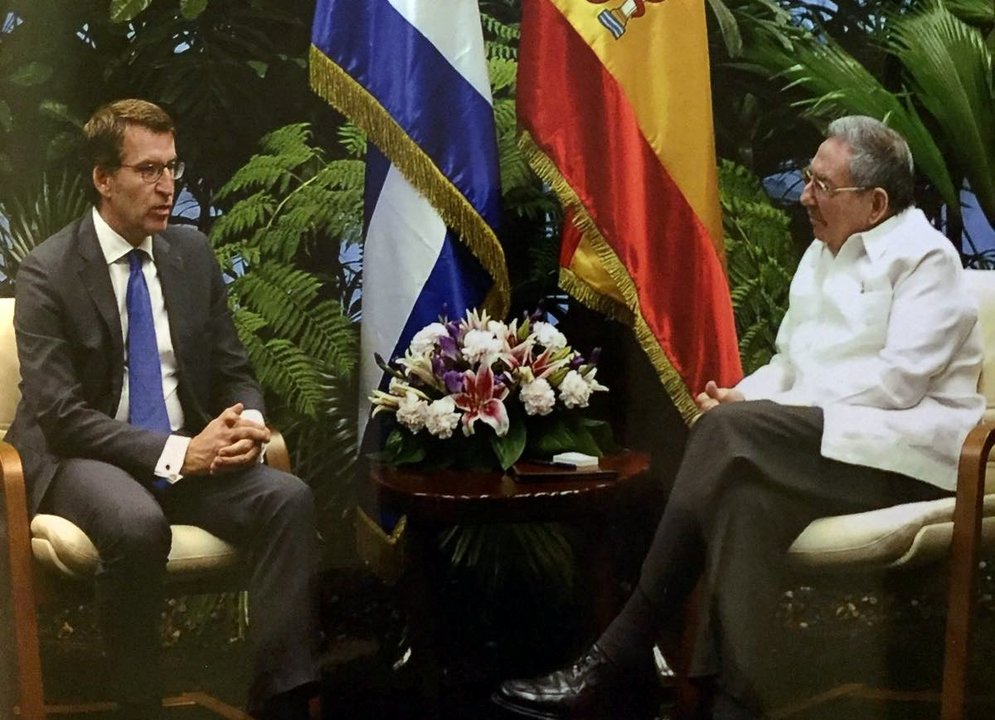 Núñez Feijóo y Raúl Castro, durante el encuentro que mantuvieron en La Habana.
