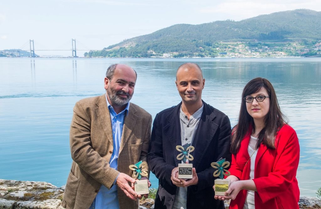 Os escritores David Pérez, Manuel Esteban e Iria Misa, onte, na Illa de San Simón, tras recibiren os Premios Xerais de literatura.
