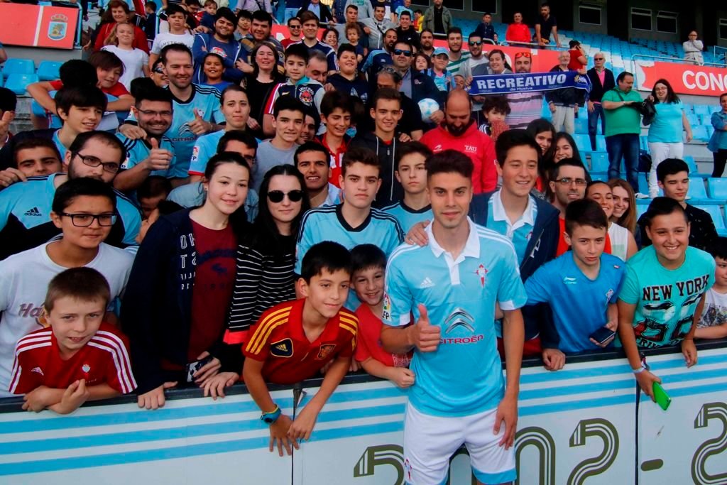 El Celta presentó ayer a su primer fichaje, el goleador José Naranjo (en la foto, con los aficionados),