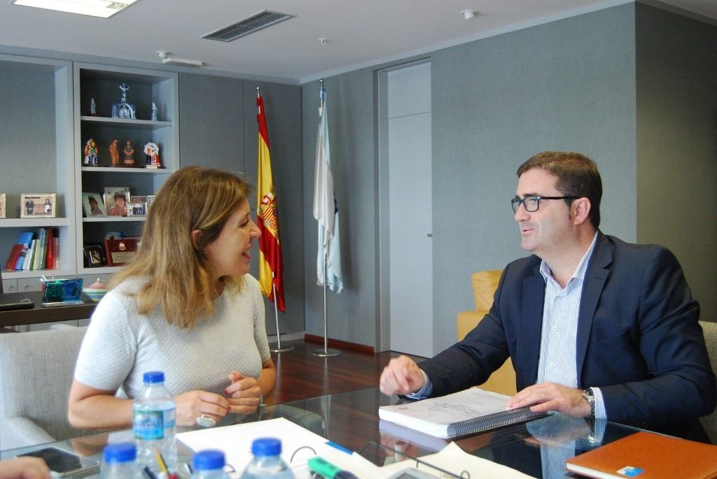 El alcalde de A Cañiza, Miguel Domínguez, reunido en Santiago con la conselleira Beatriz Mato.