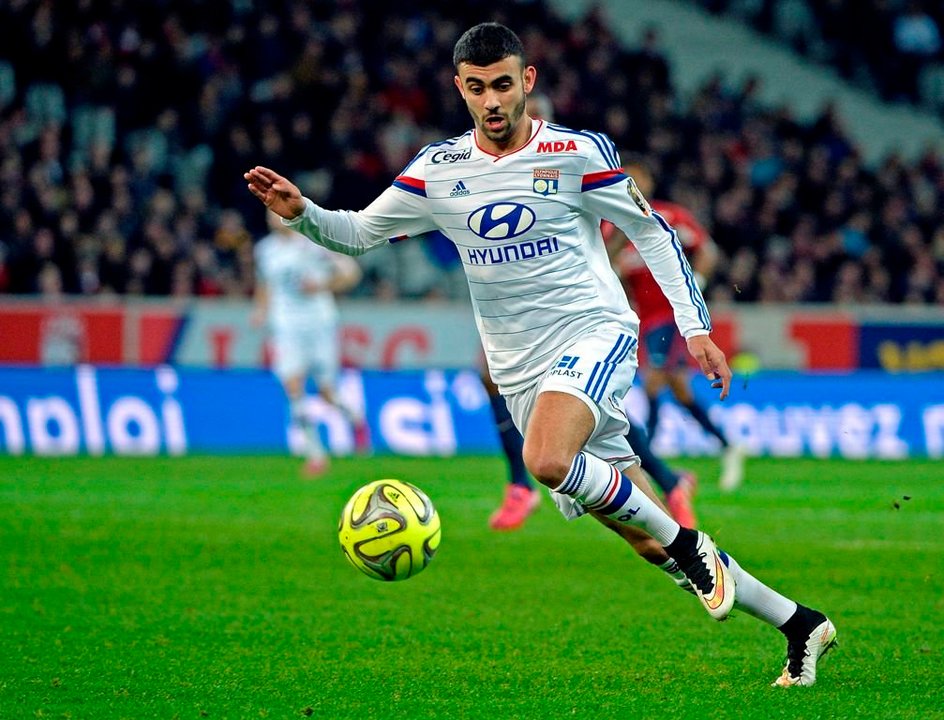 Rachid Ghezzal conduce el balón durante un partido con el Lyon.