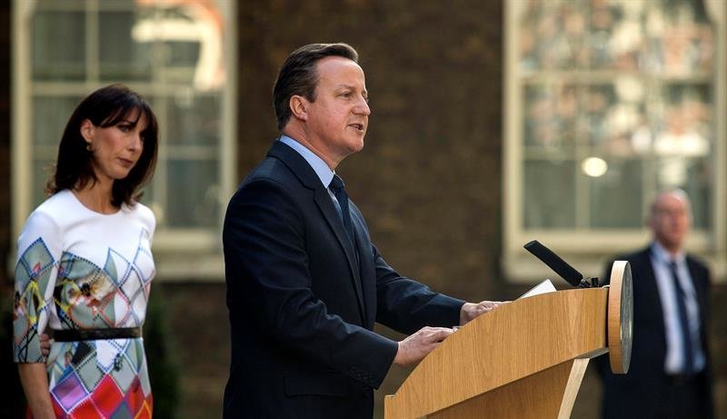 El primer ministro, David Cameron (d), anuncia junto a su mujer, Samantha Cameron (i), su intención de dimitir en octubre