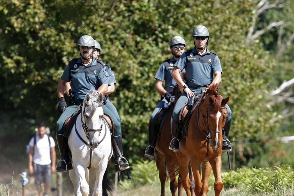 Efectivos de la Guardia Civil, patrullando a caballo el Camino de Santiago