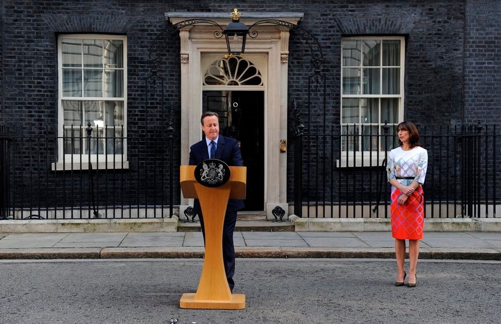 David Cameron, acompañado por su mujer, durante su comparecencia pública para dar cuenta de su decisión de dejar el cargo en octubre.