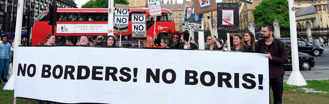 Varios manifestantes que apoyan la permanencia del Reino Unido en la Unión Europea se reúnen delante del Parlamento británico y de la residencia del primer ministro británico, David Cameron