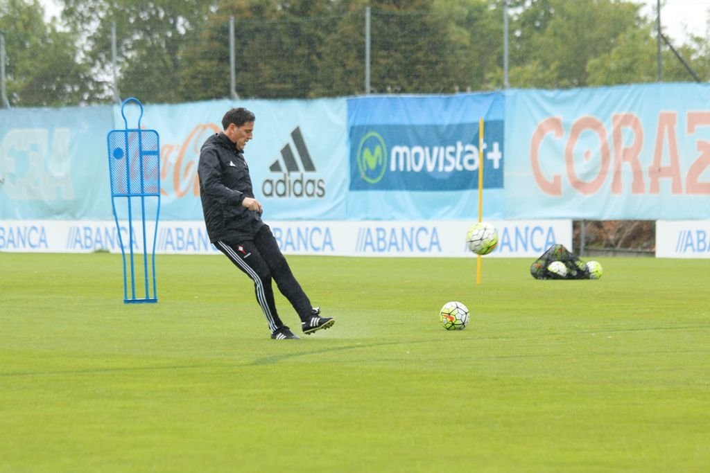 Eduardo Berizzo golpea el balón durante uno de los últimos entrenamientos de la pasada temporada en las instalaciones deportivas de A Madroa.