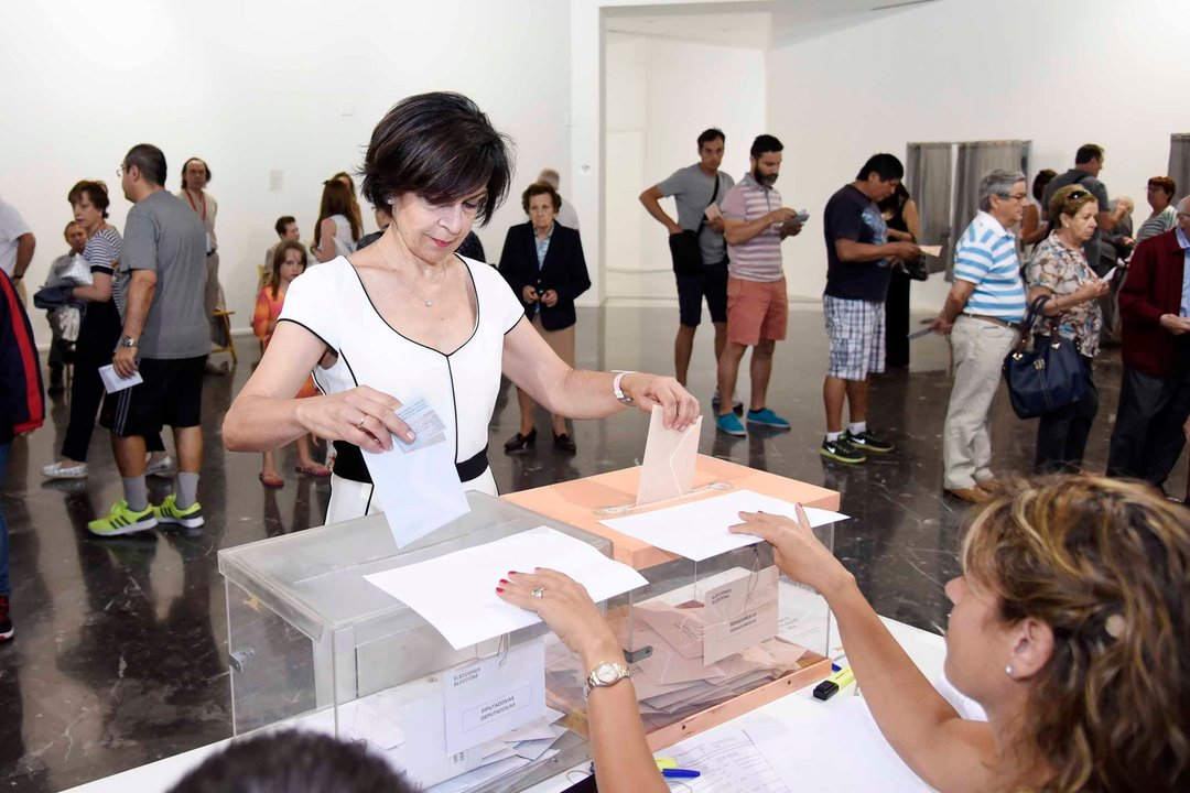 Lola Galovart votó en la Casa das Artes a media mañana.