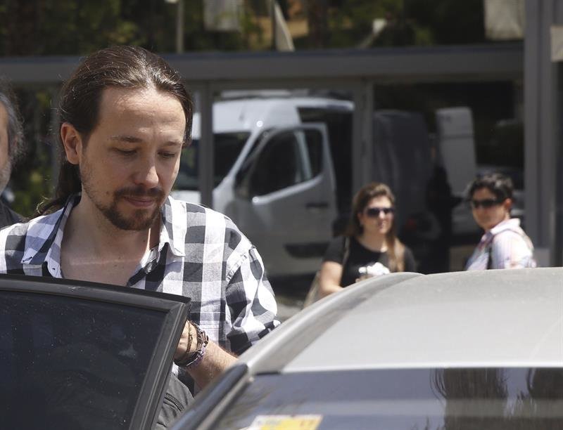 El líder de Podemos, Pablo Iglesias, a su salida del Teatro Goya de Madrid