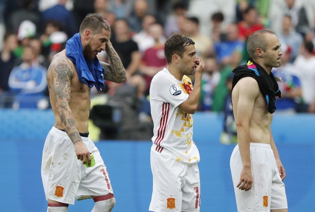 Sergio Ramos, Jordi Alba e Iniesta, abatidos al finalizar el partido de París ante Italia que le eliminó de la Eurocopa.