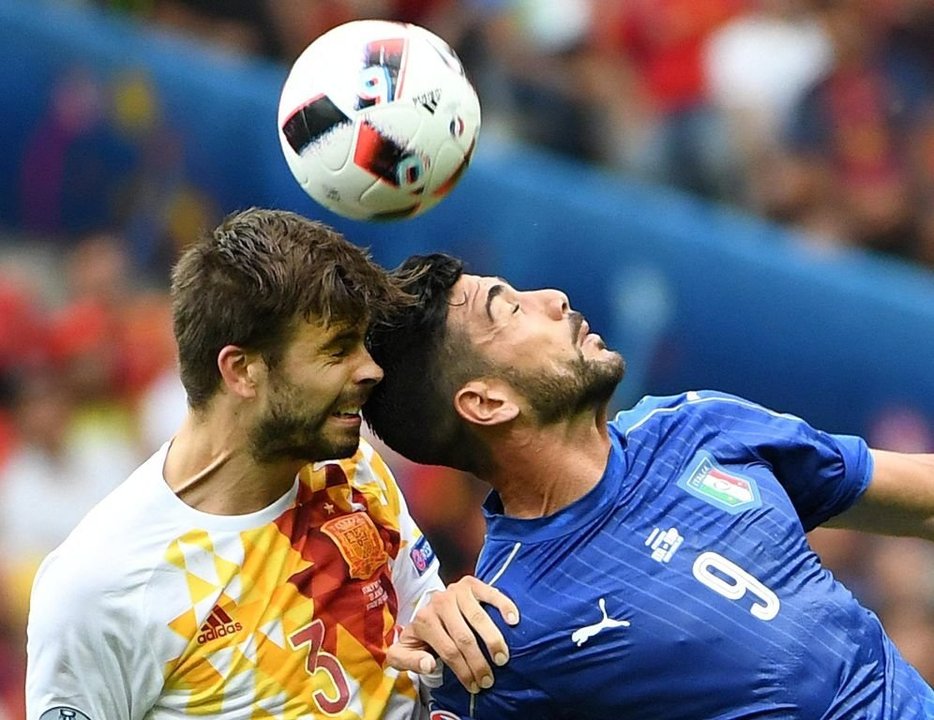 Piqué disputa un balón aéreo con Pellé en el partido disputado ayer en Saint Denis.