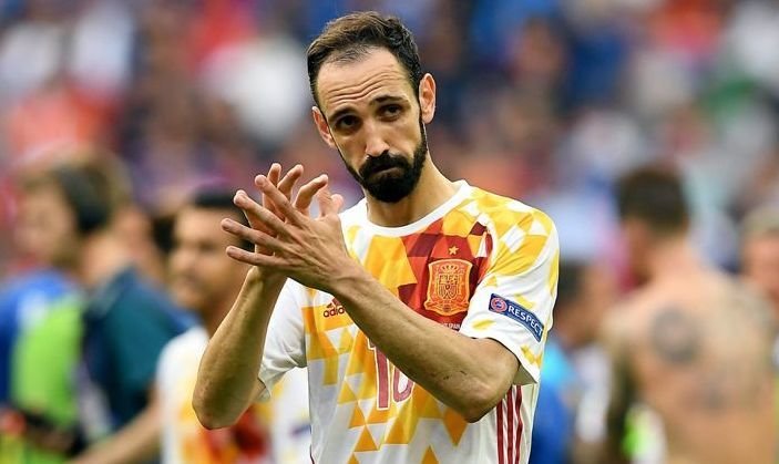 n n n El defensa de la selección española Juanfran Torres se mostró abatido por la eliminación de España de la Eurocopa 2016, reconoció las dificultades del equipo ante defensas de cinco jugadores y apoyó a su seleccionador, Vicente del Bosque.