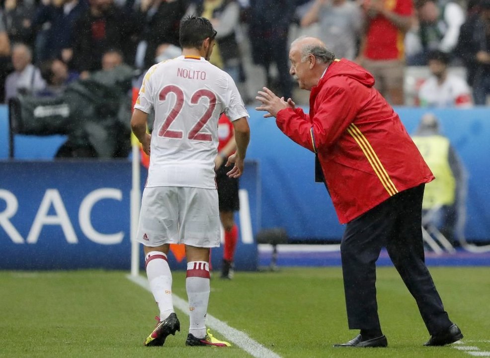 Vicente del Bosque da instrucciones a Nolito durante el partido de ayer contra Italia.