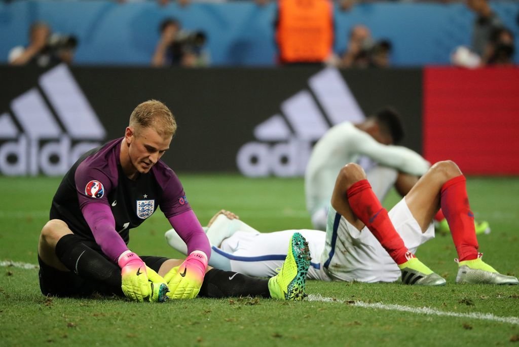 Joe Hart y otros dos jugadores ingleses se lamentan al término del partido contra Islandia.