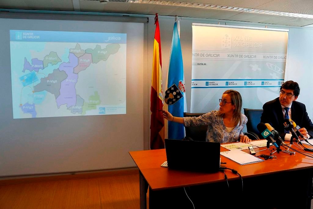 La conselleira Ethel Vázquez, ayer en la Delegación de la Xunta de Vigo con Ignacio López-Chaves con un mapa del área.