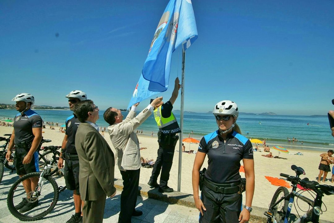 El alcalde de Vigo saluda a la policía local y servicio playas de Vigo en samil. // Vicente Alonso