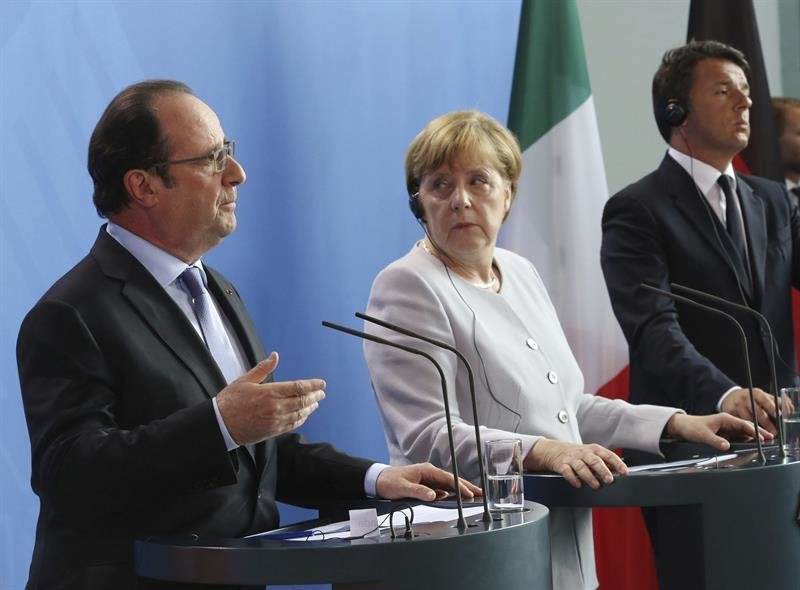 La canciller alemana, Angela Merkel (c), el presidente francés, François Hollande (izq), y el primer ministro italiano, Matteo Renzi