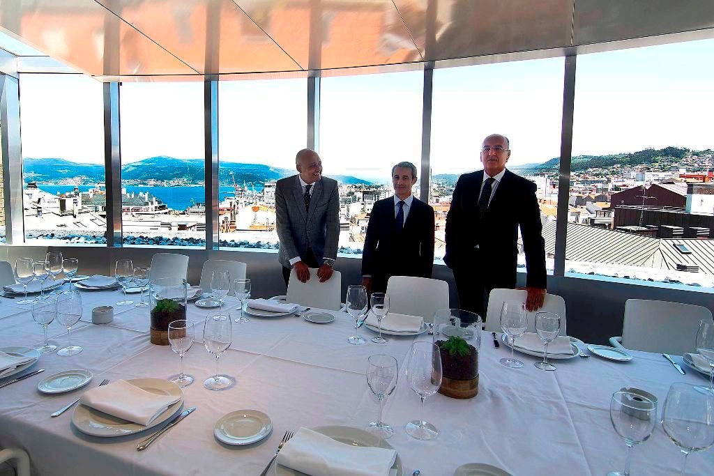 Los directivos de El Corte Inglés en Vigo y Galicia, ayer, en la inauguración de la nueva terraza