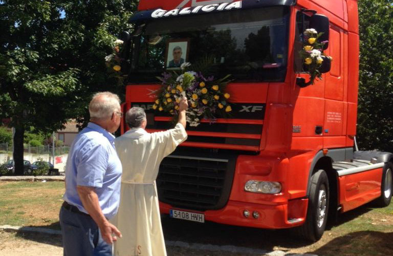 Momento de la bendición de un camión, ayer en San Roque