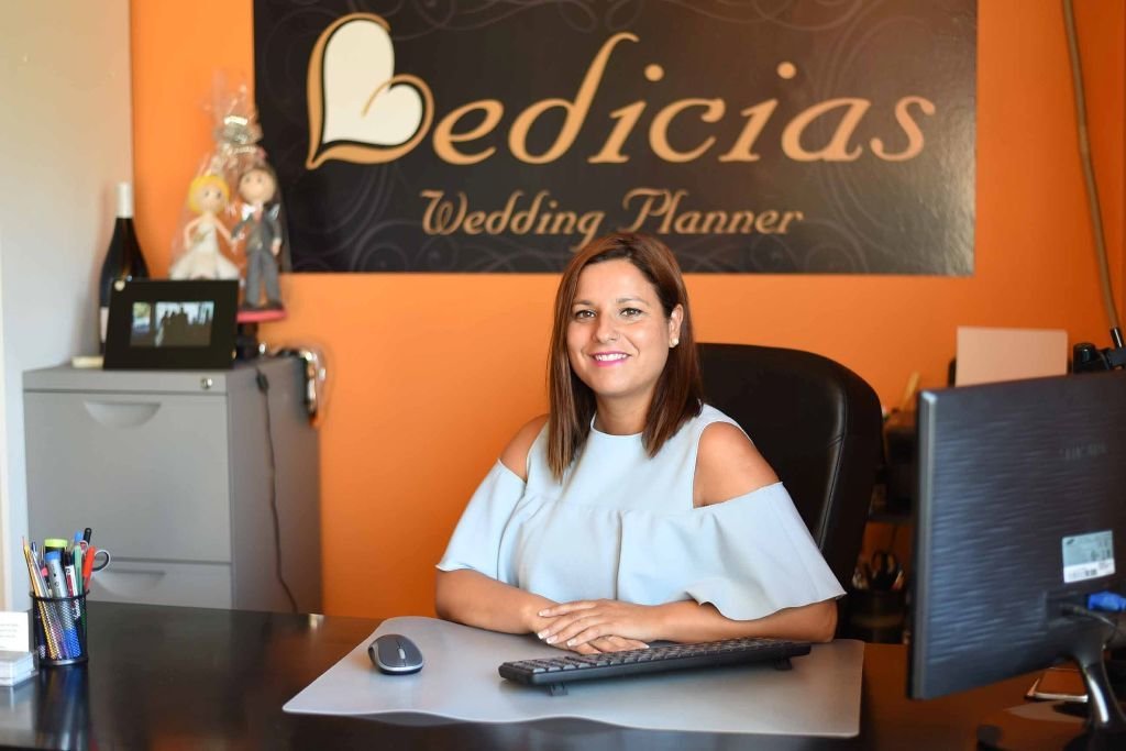 Ledicia Fernández en el despacho de Ledicias Wedding Planner, donde se reúne con los novios.