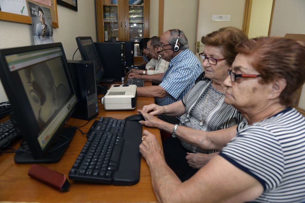 Un grupo de personas mayores se ponen al día en el uso de las nuevas tecnologías.