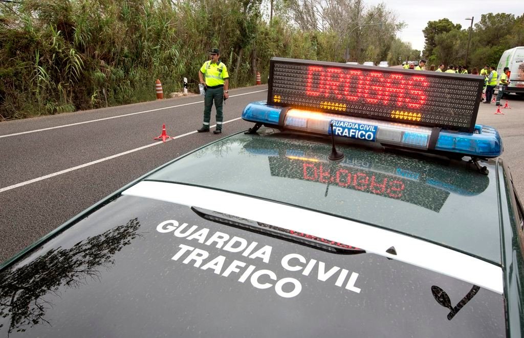 Control de tráfico por la Guardia Civil sobre el consumo de drogas y alcohol al volante.