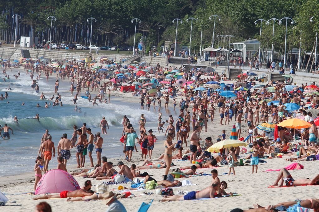 La imagen de las playas,  repletas de bañistas, ha sido la tónica general en el mes de julio que da sus últimos coletazos.