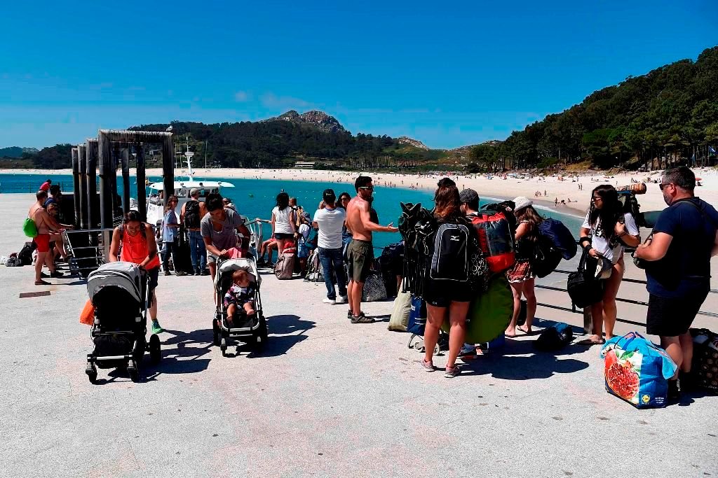 Turistas esta semana recorriendo las islas Cíes, visita obligada.