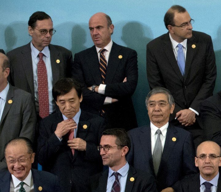 De Guindos, arriba, en el centro, en la foto de familia del G20