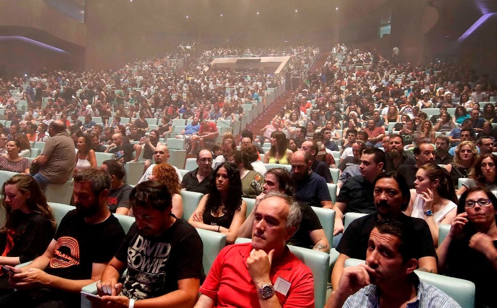El Auditorio de Beiramar presentó un aforo completo, ya que las localidades se vendieron en totalidad una semana antes del concierto. Varias generaciones coincidieron en el concierto de Vai.