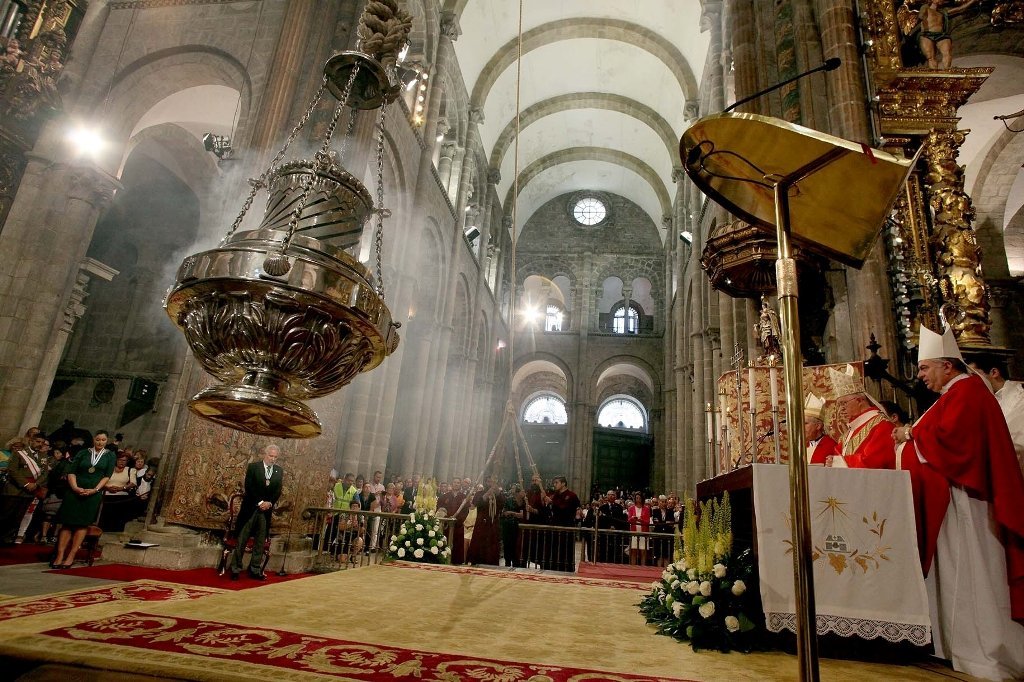 O botafumeiro voa polo interior da Catedral de Santiago durante a cerimonia da Ofrenda Nacional ao Apóstolo.