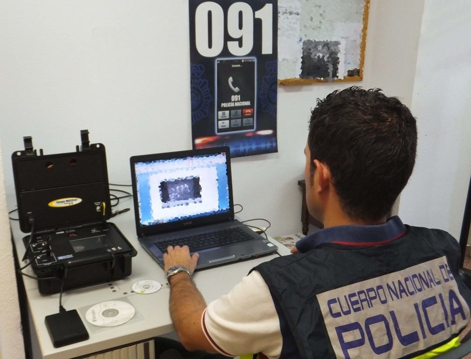 Un axente da Policía Nacional rastrexa na rede contidos de pornografía infantil.