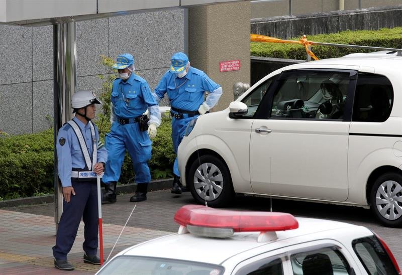 Integrantes de la policía japonesa llegan a una residencia para discapacitados