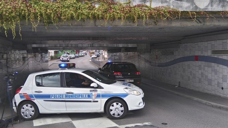 Un coche de la policía bloquea un túnel cerca  de la iglesia en Saint Etienne du Rouvray, cerca de Ruán, Francia